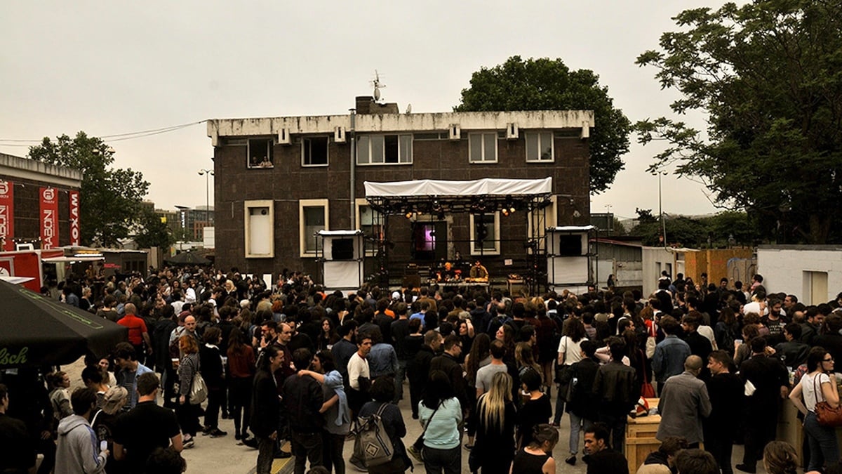 Ανάμεσα σε γιορτή, μουσική και αλληλεγγύη, αυτό το εμβληματικό μέρος του 18ου αιώνα κλείνει τις πόρτες του το 2026