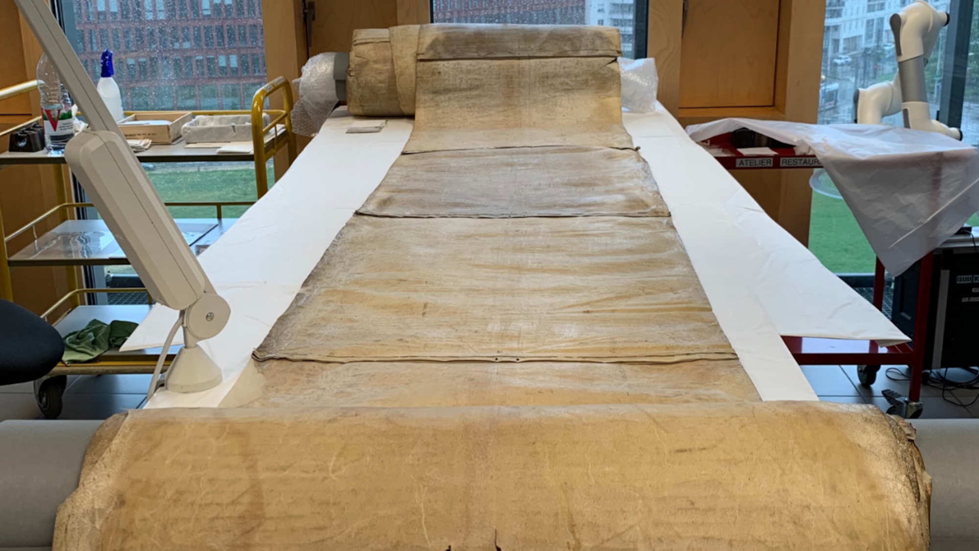 parchemin-medieval-33-metres-datant-1367-expose-ly