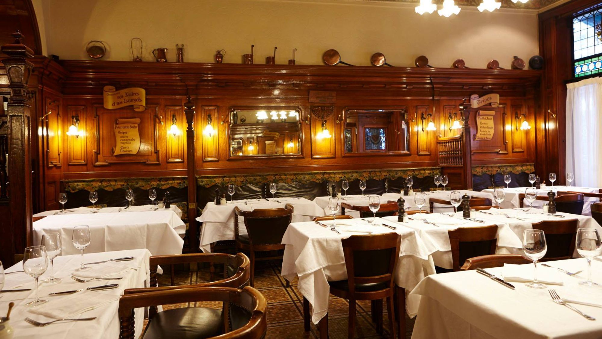 brasserie-bois-chaises-nappes