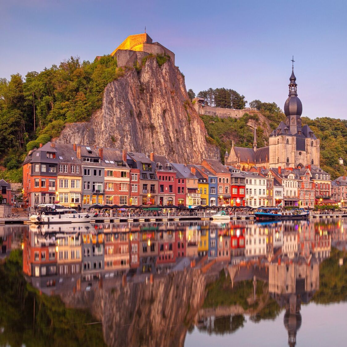 fleuve-rocher-eglise-maisons