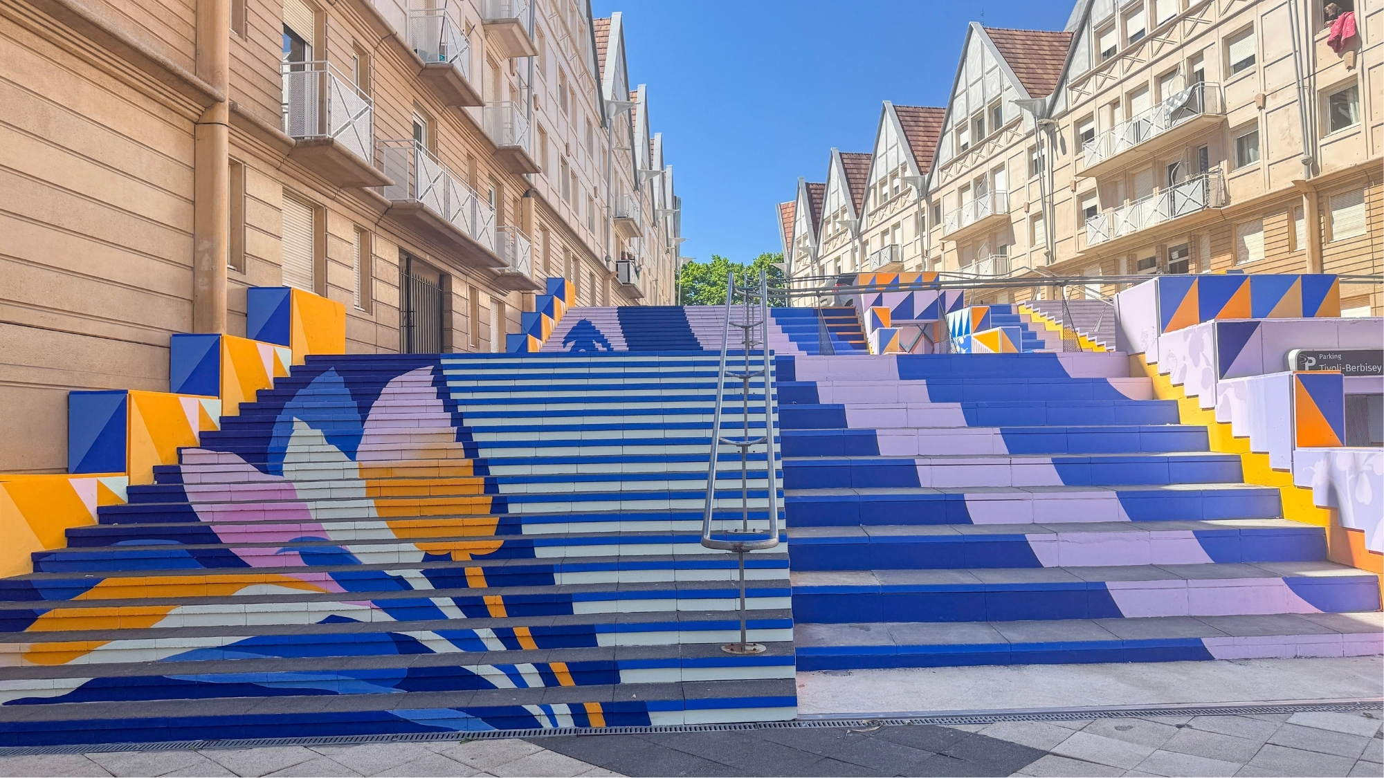 Une nouvelle fresque redonne des couleurs à cet escalier au cœur de Dijon une-nouvelle-fresque-a-redonne-des-couleurs-a-cet-