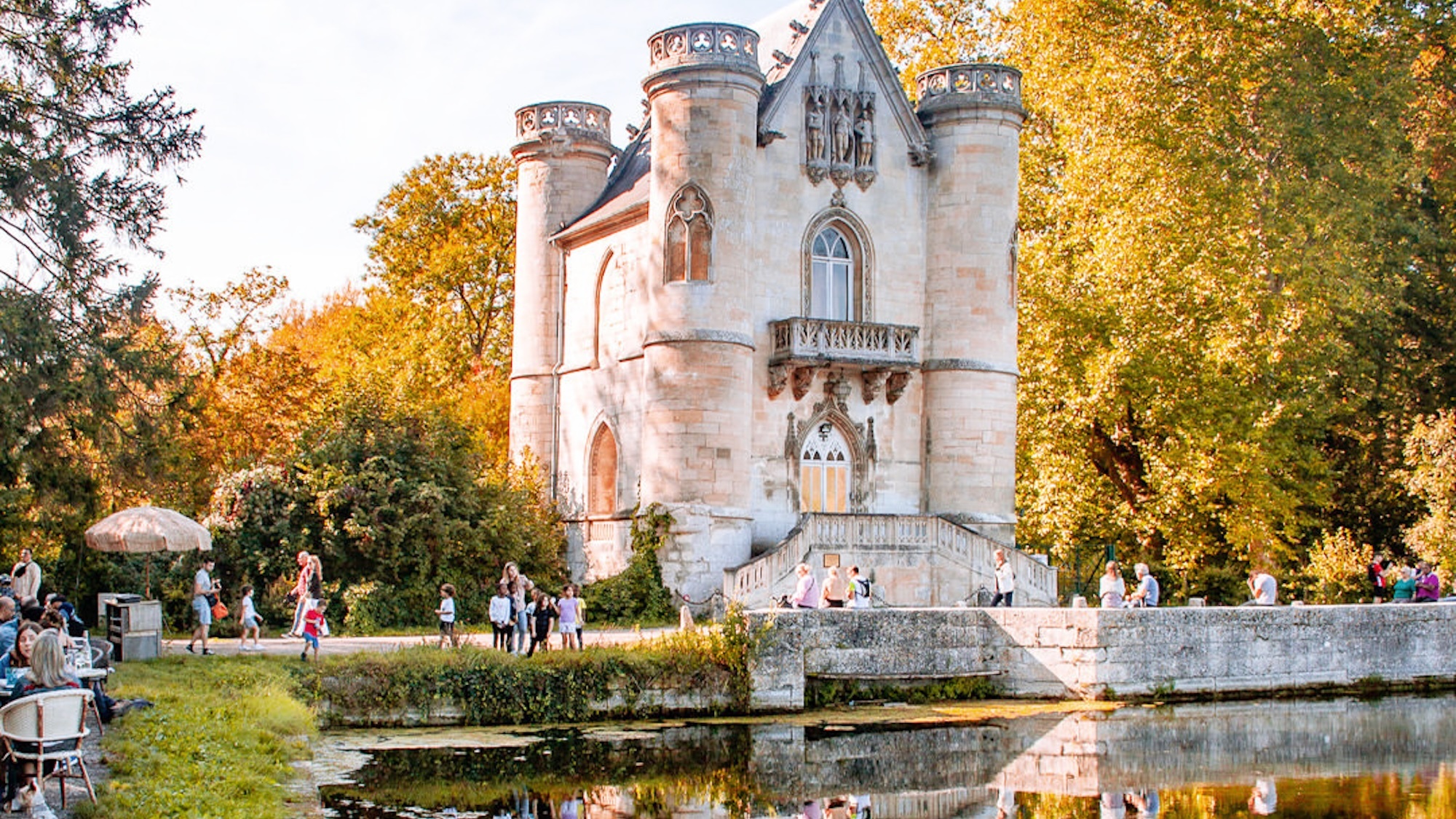 À 35 min de Paris, ce coin magique cache des étangs et un château de conte de fées cha