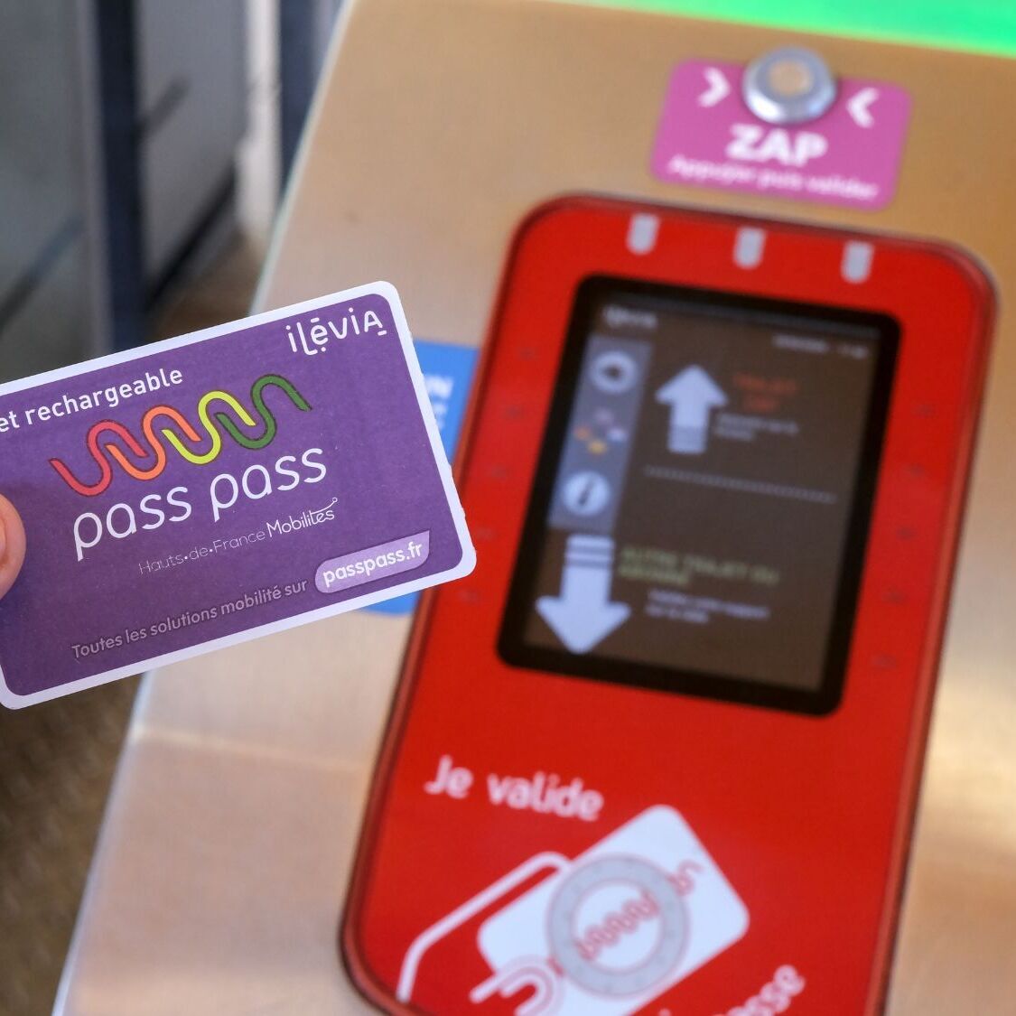 Prendre le métro à Lille coûte désormais plus cher : voici les nouveaux tarifs Ilévia carte-pass-pass-metro-main