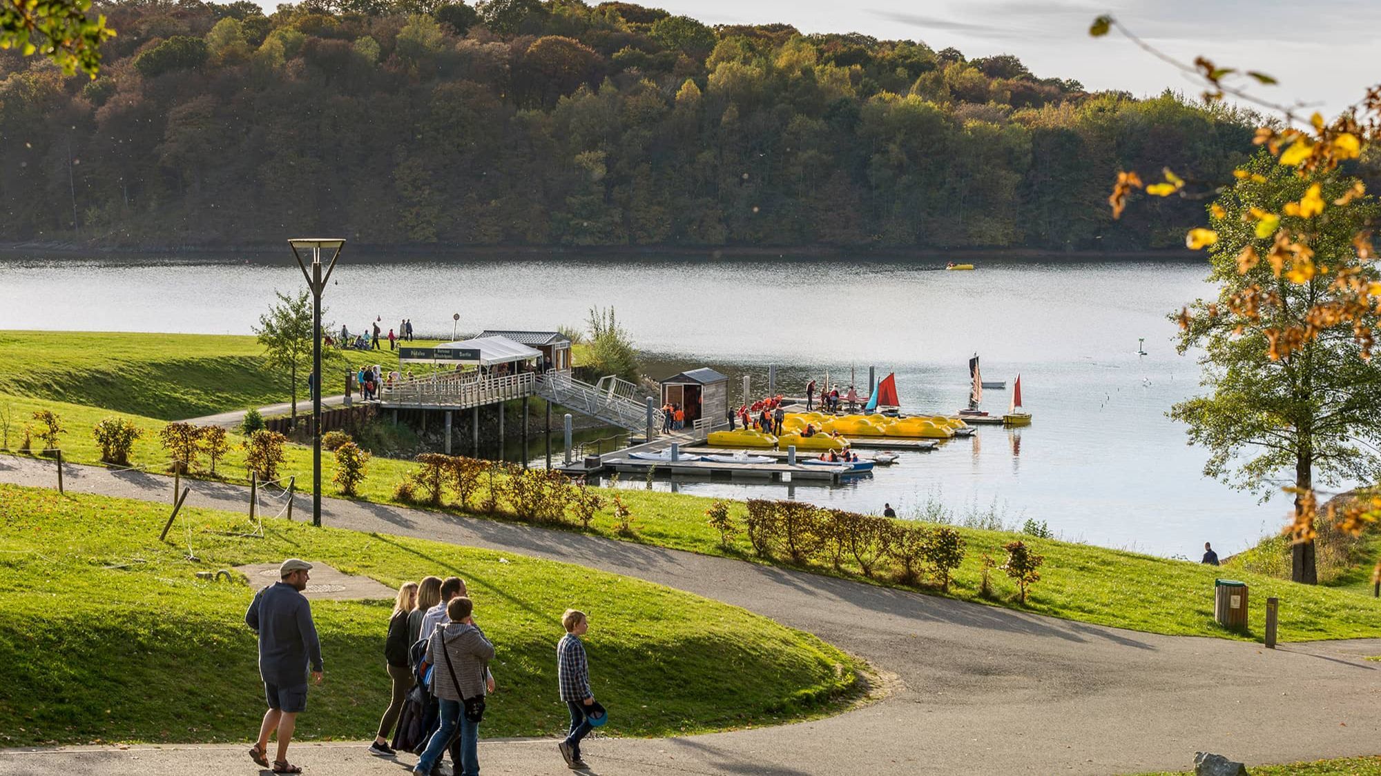 À 1h30 de Lille, le plus grand lac au nord de Paris se cache au cœur de la « Petite Suisse du Nord » lac-station-balne-aire-pedalos