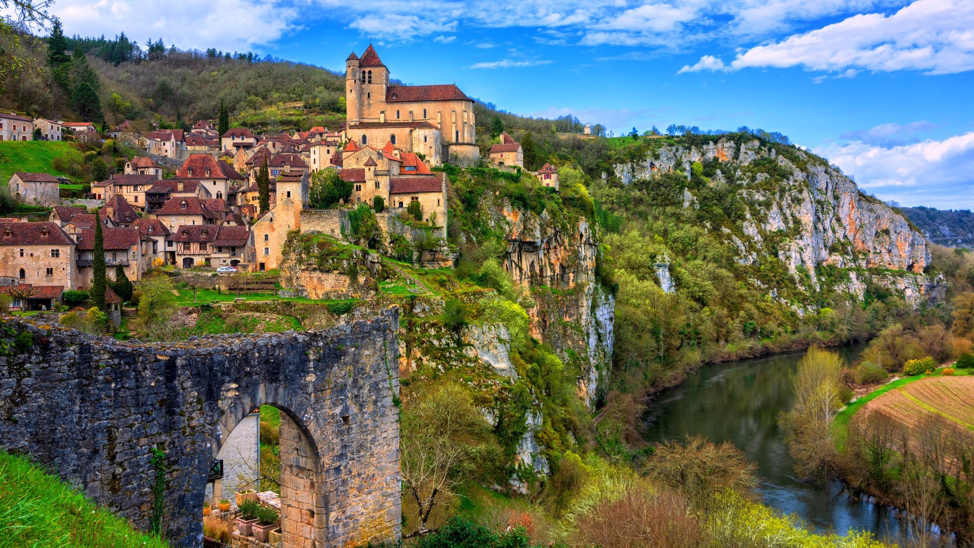 À 1h30 de Toulouse, ce village suspendu entre ciel et rivière est l'un des plus beaux de France plus-beau-village-de-france-village-saint-cirq-lap