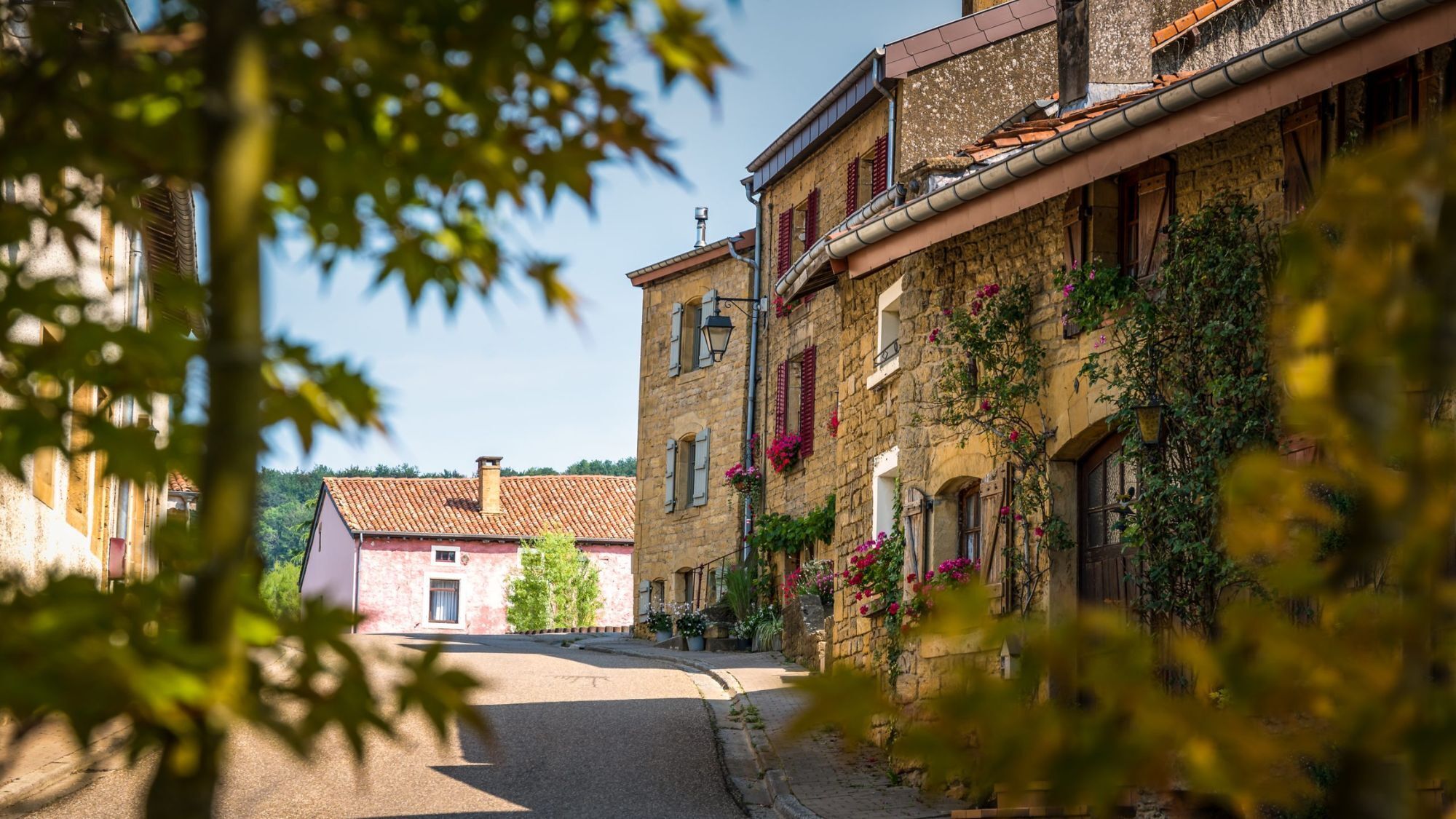 village-pierres-maisons-paves-2-2000