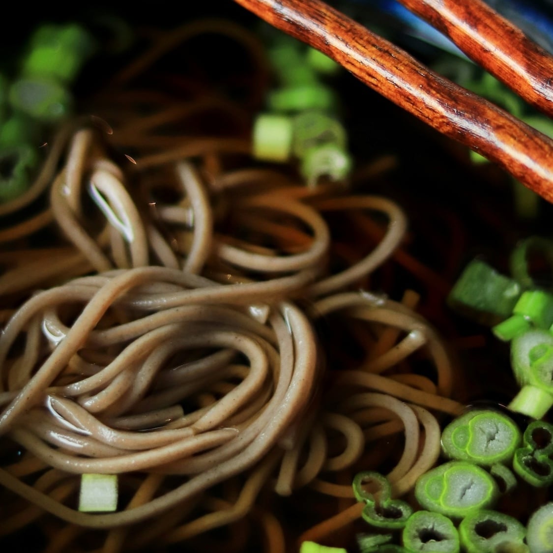 3 adresses où slurper des nouilles froides à Paris cody-chan-unsplash