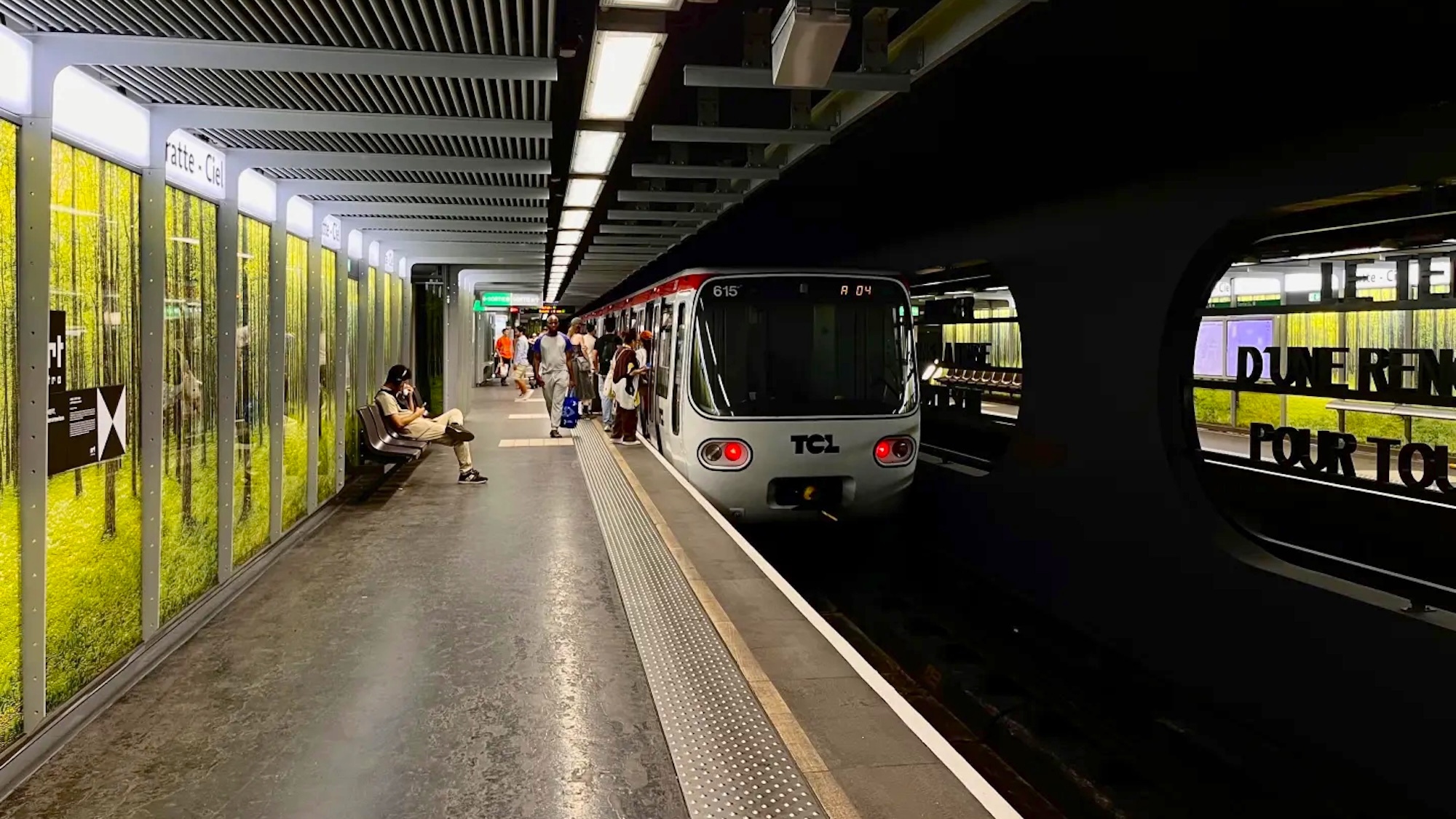 Cette station du métro A de Lyon dévoile un nouveau décor verdoyant inspiré de la forêt station-gratte-ciel-metro-a-lyon-foret