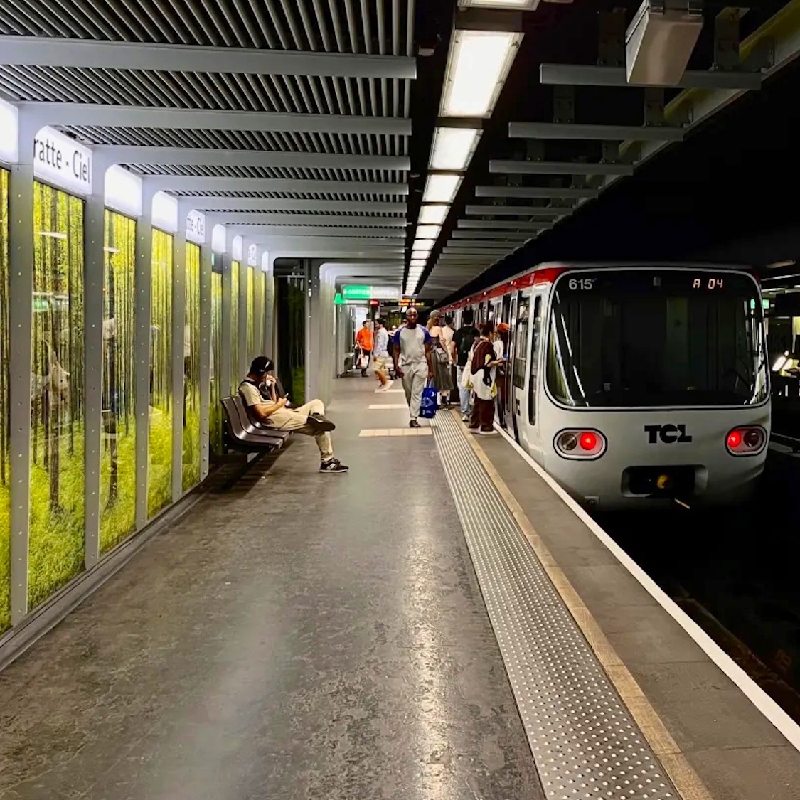Cette station du métro A de Lyon dévoile un nouveau décor verdoyant inspiré de la forêt station-gratte-ciel-metro-a-lyon-foret