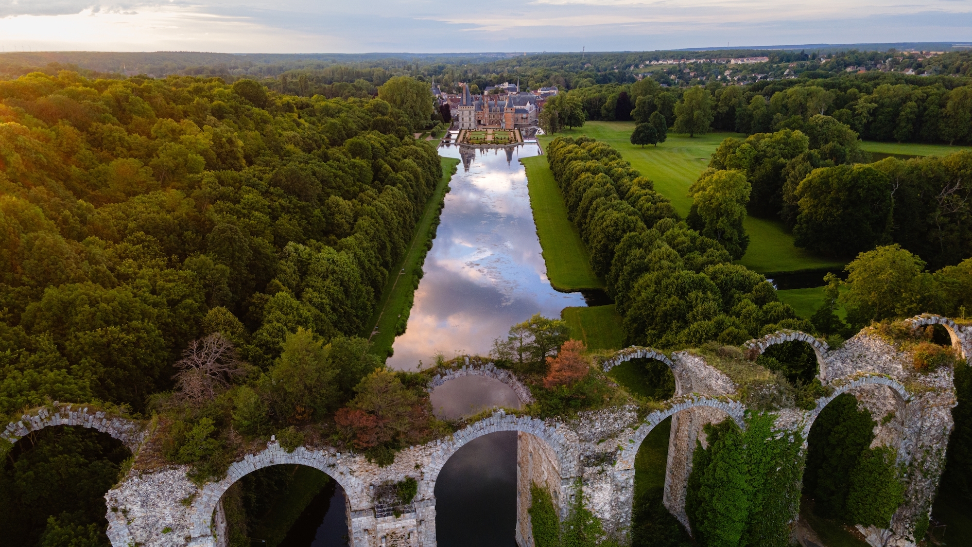 Ce château à 1h de Paris cache une histoire fascinante et une prouesse architecturale shutterstock-2692817629