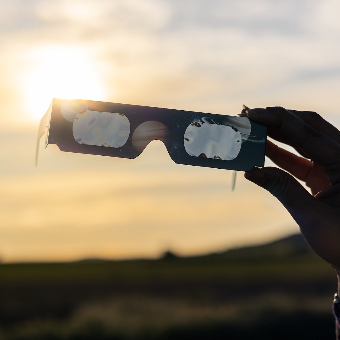 Éclipse : on fait quoi de nos lunettes de protection ? shutterstock-2782449527