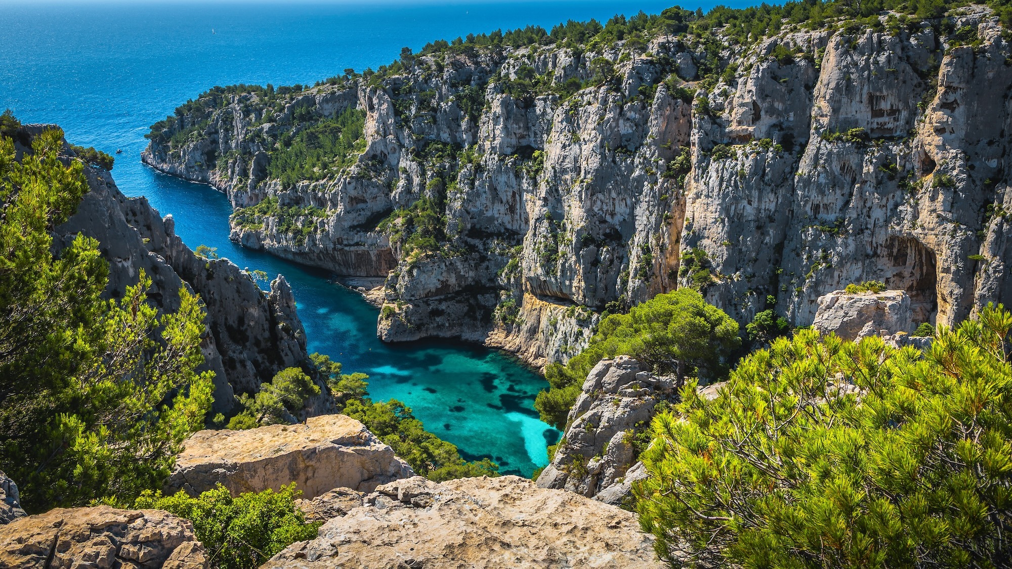 calanques-marseille-gaspar-janos-shutterstock