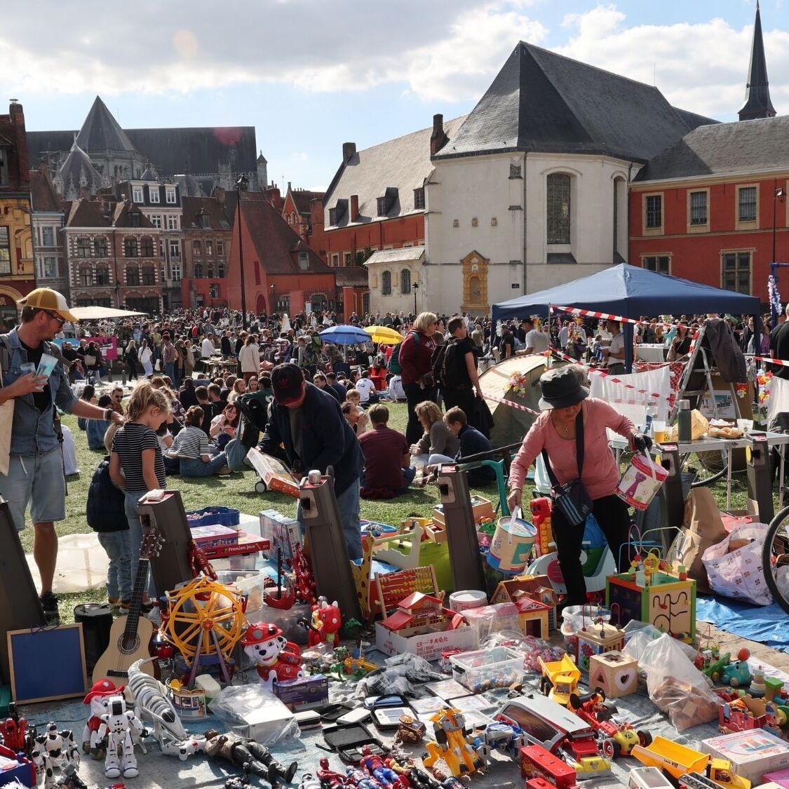 braderie-lille-brocante-objets-gens