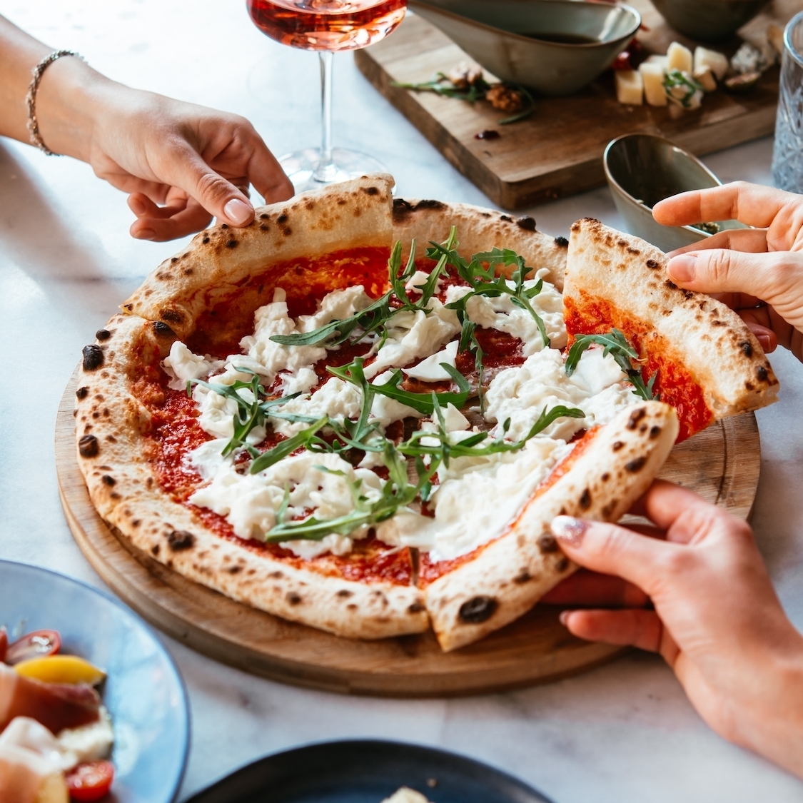 Les 20 meilleures pizzas de Paris à dévorer sans plus attendre shutterstock-2592066829