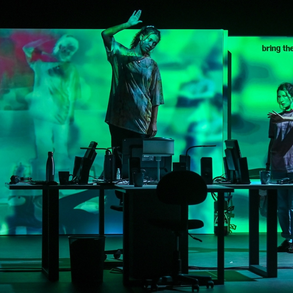 Avec Sans modération(s), ce spectacle plonge dans l’envers ultra-dark des réseaux sociaux nikonimage