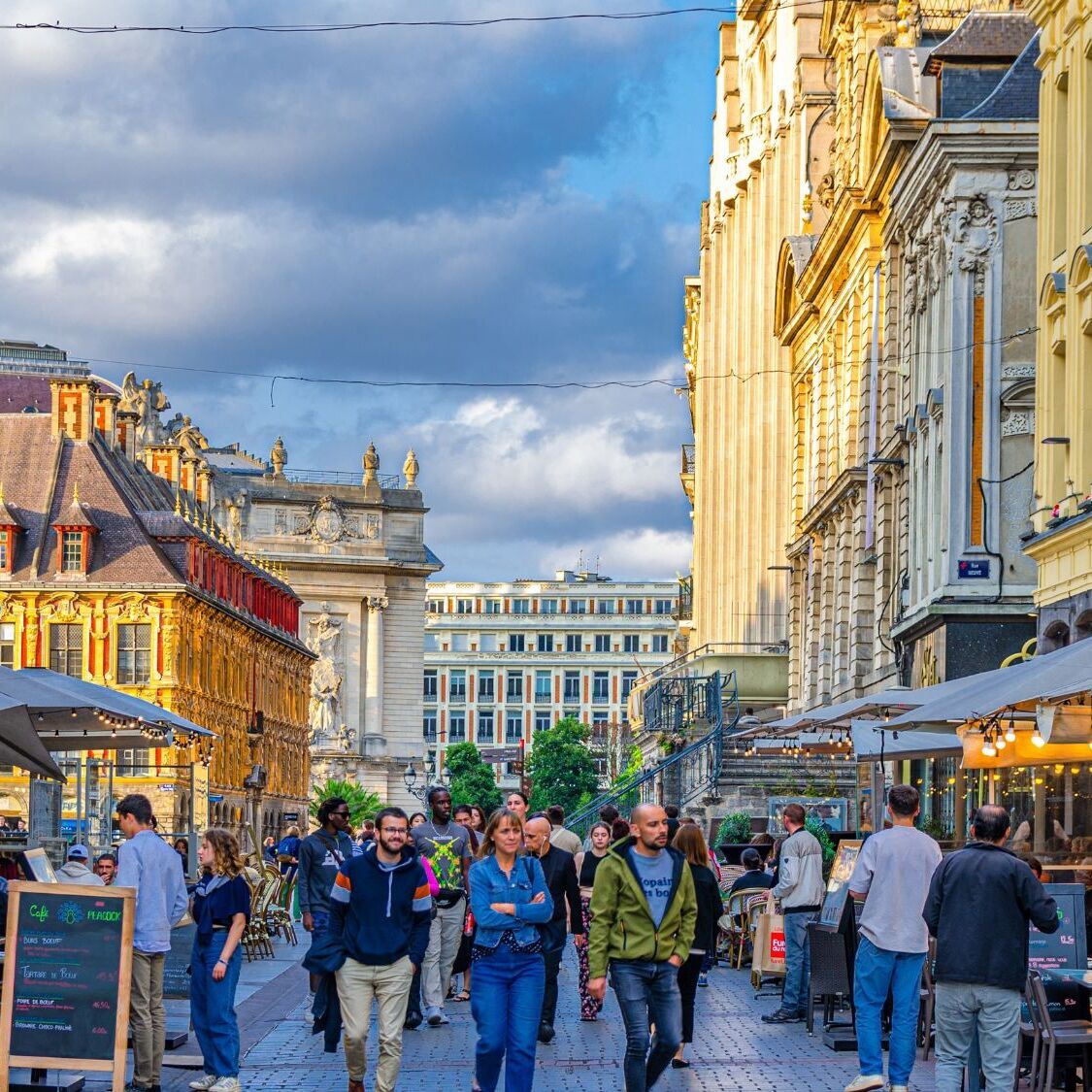 restaurants-rue-batiments-gens