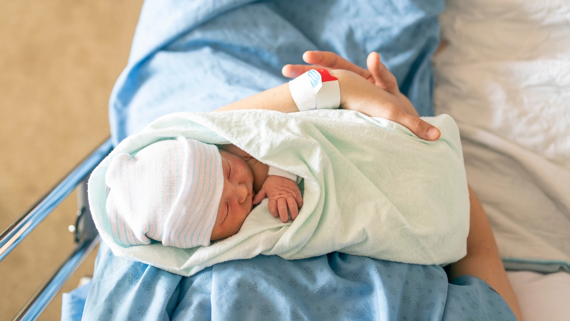 Cet été, un message pour relancer la natalité adressé à tous les Français de 29 ans ! shutterstock-2233398781