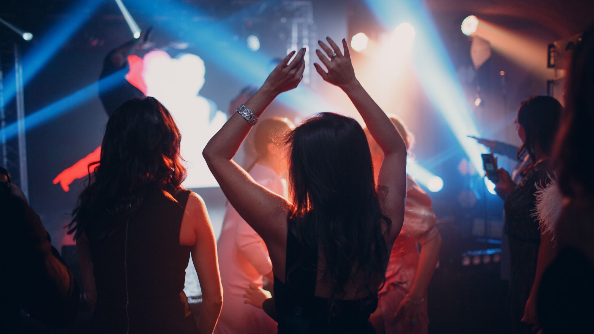 boite-nuit-lumieres-gens