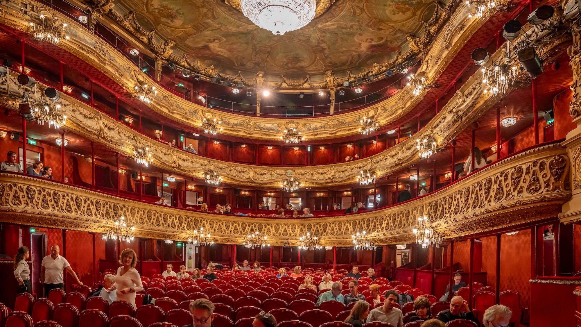 Les 7 plus beaux théâtres parisiens pour en prendre plein la vue shutterstock-2536806203
