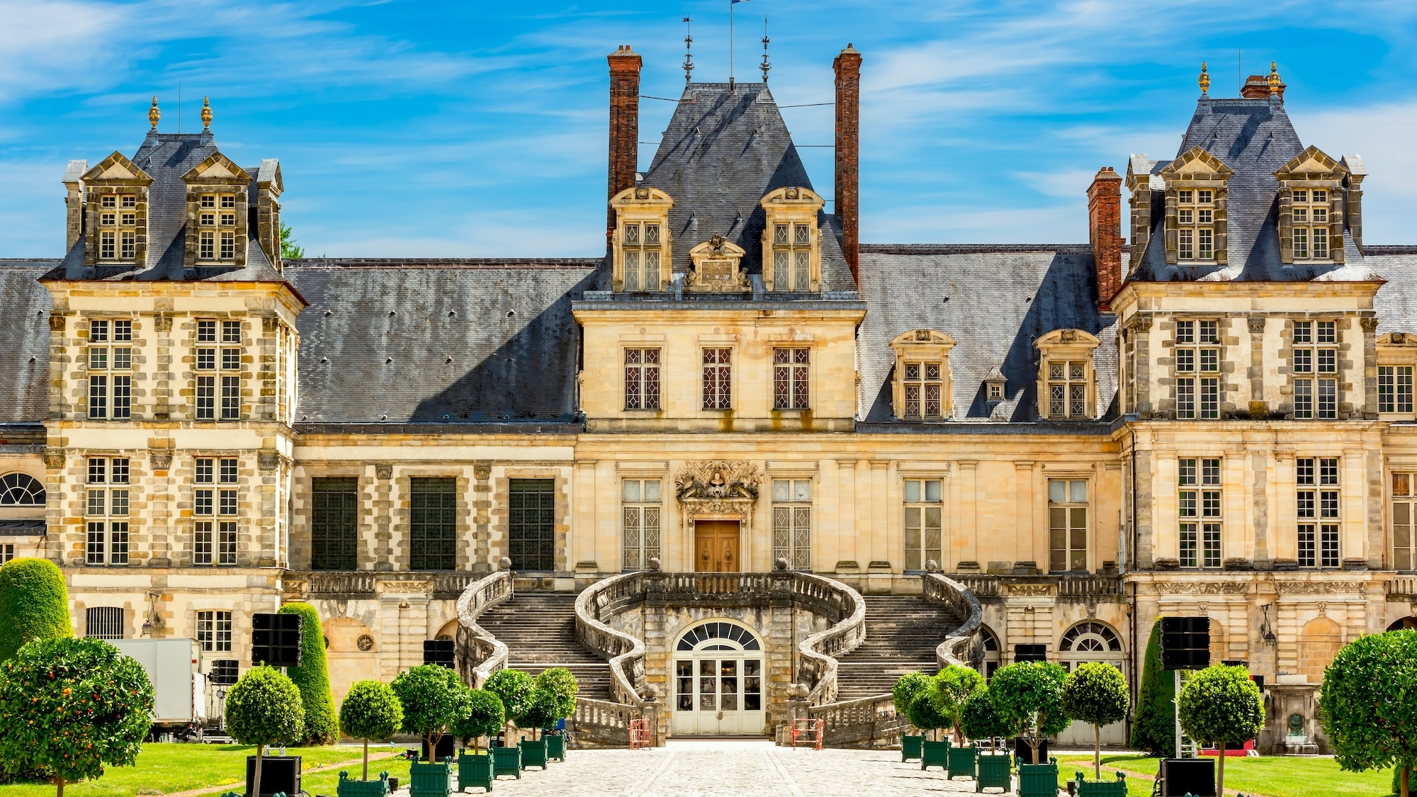 chateau-fontainebleau-mistervlad-shutterstock