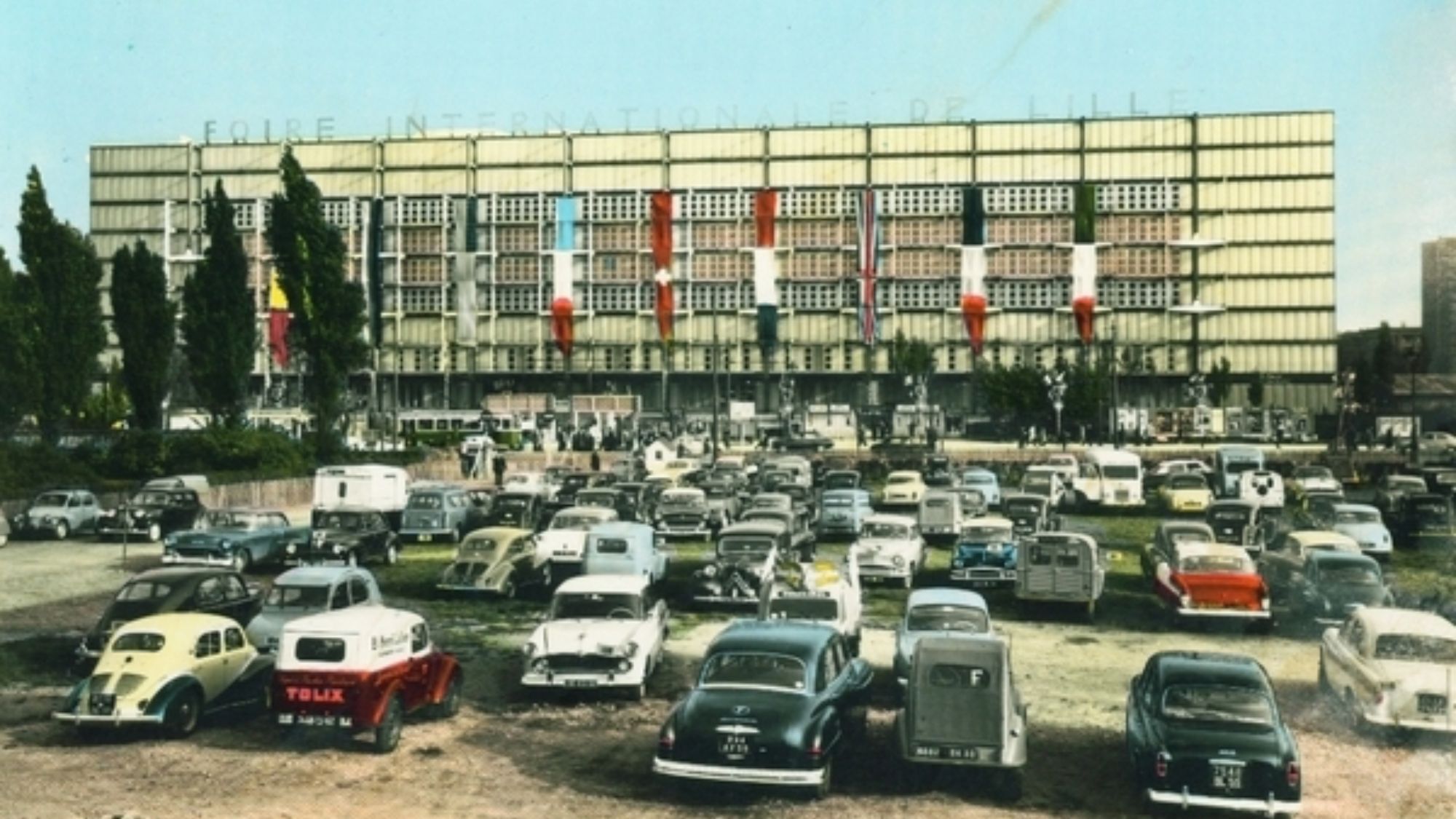 voitures-vintage-parking-arbres