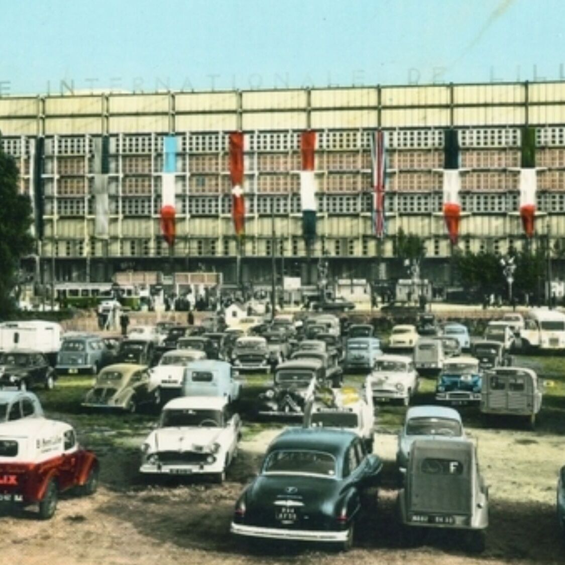 voitures-vintage-parking-arbres
