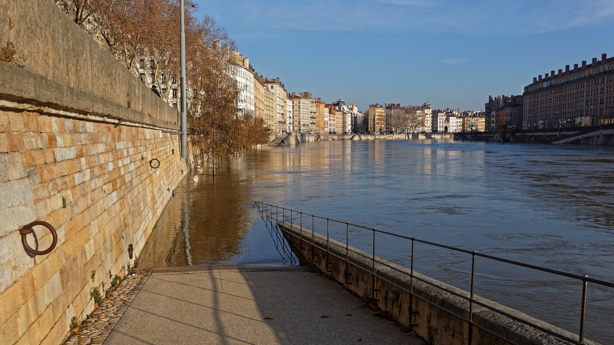 Jusqu'à 5,70 mètres : la Saône est en crue à Lyon, les quais sont submergés et fermés saone-crue-lyon-quais-fermes