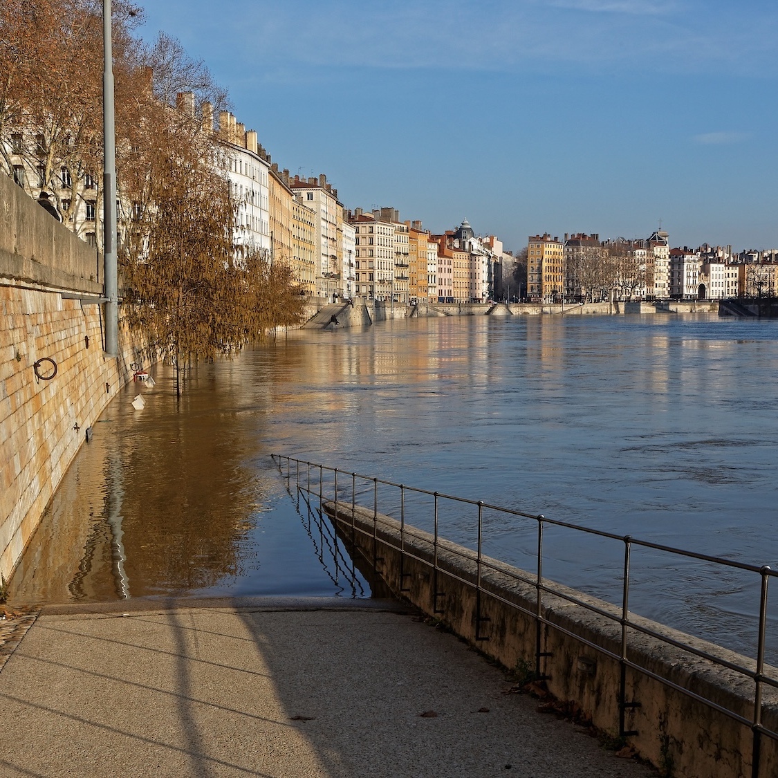 Jusqu'à 5,70 mètres : la Saône est en crue à Lyon, les quais sont submergés et fermés saone-crue-lyon-quais-fermes