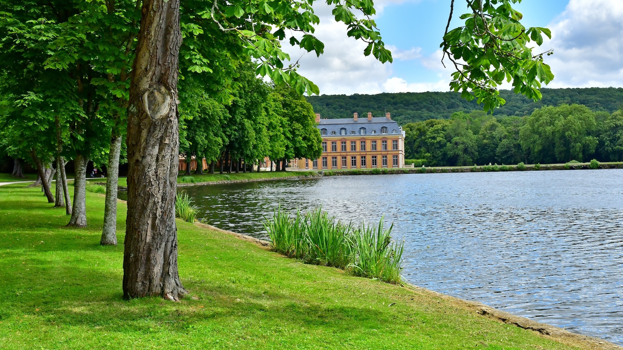 dampierre-en-yvelines-shutterstock