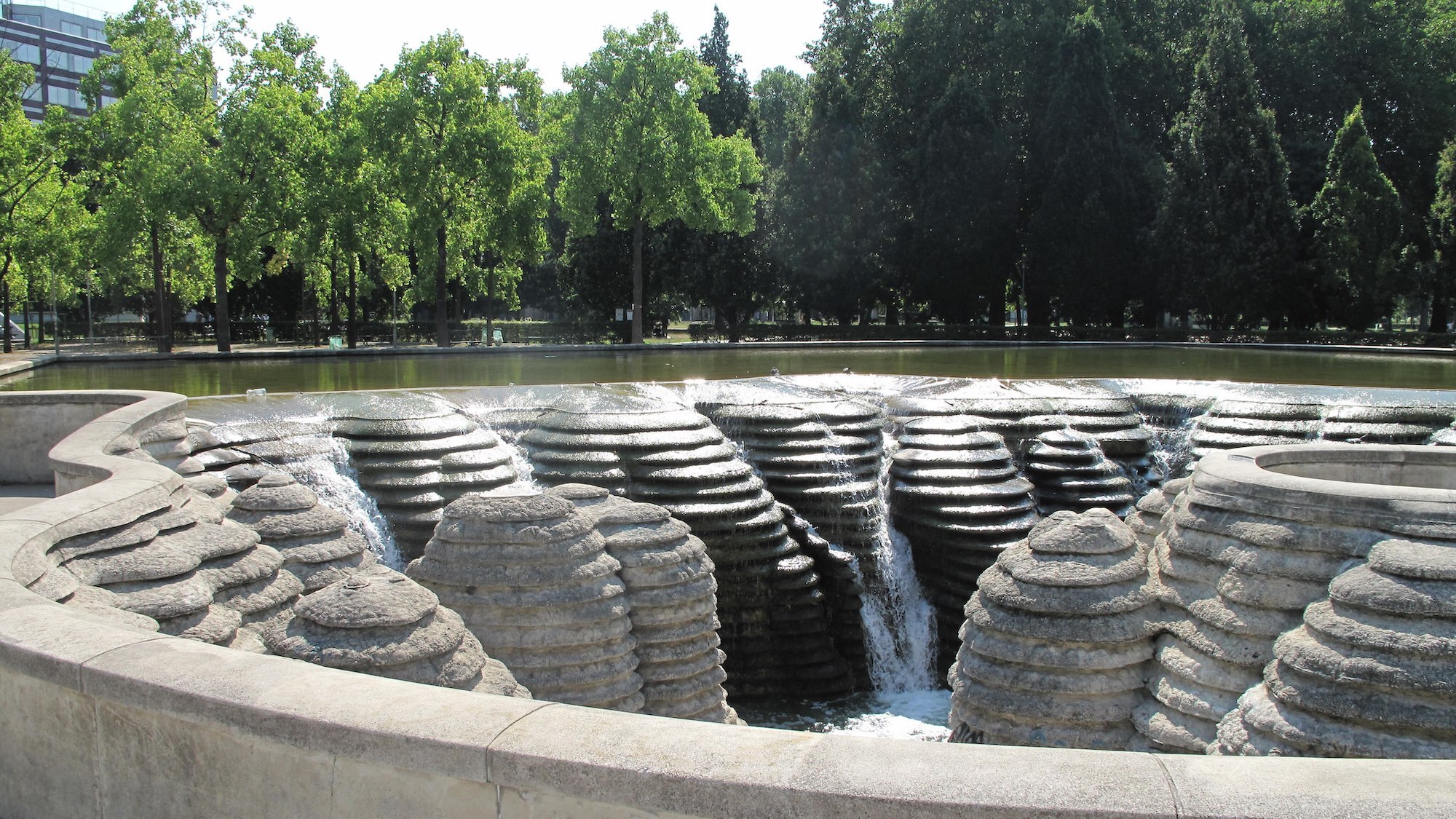 4096px-fontaine-du-parc-de-bercy