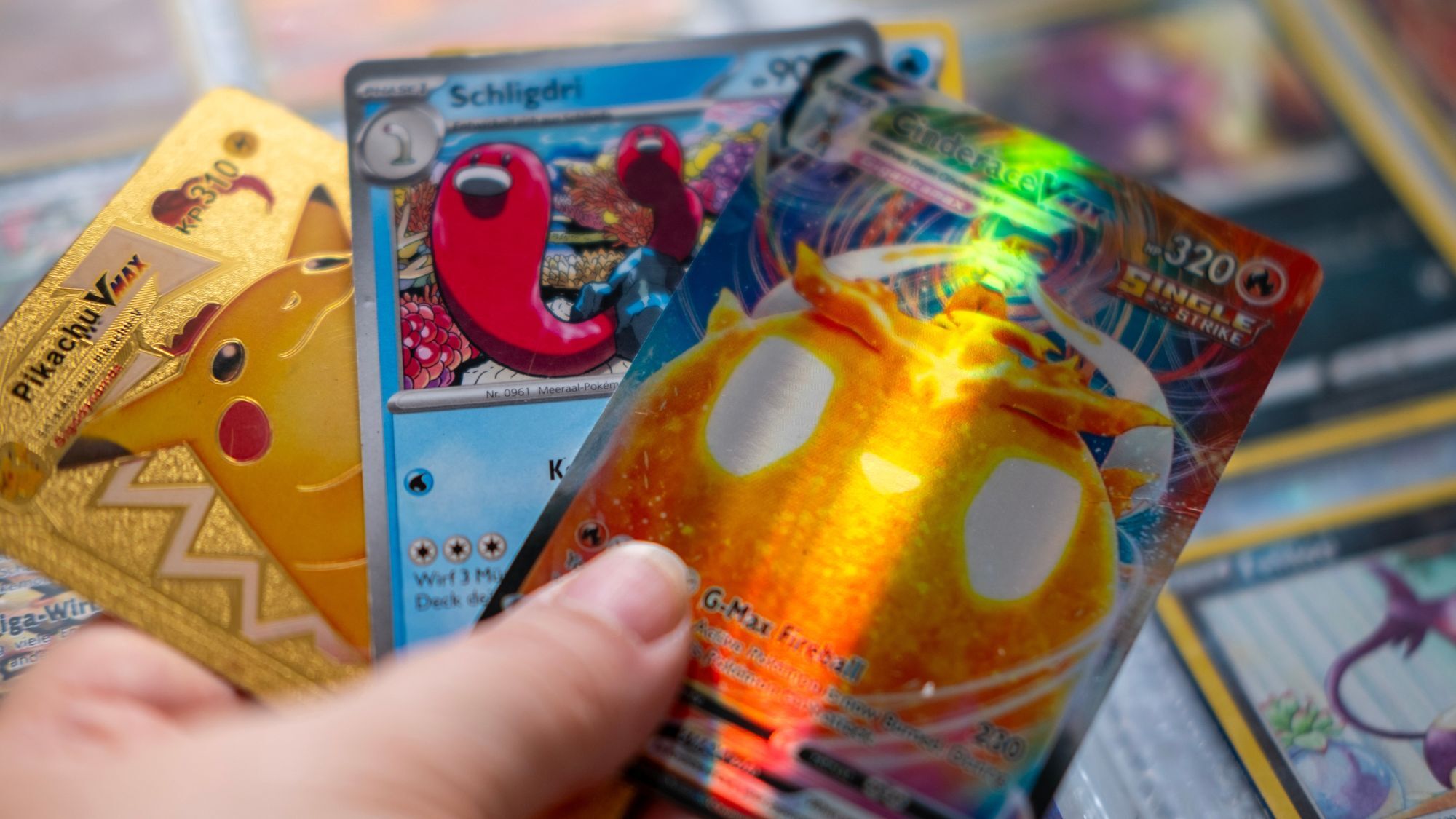 cartes-pokemon-holographique-doigt