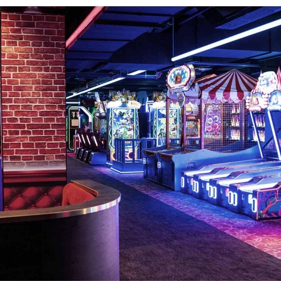 4 200 m² de jeux en plein centre de Lille : ce parc indoor aux 5 univers vaut clairement le détour arcade-jeux-neons-briques