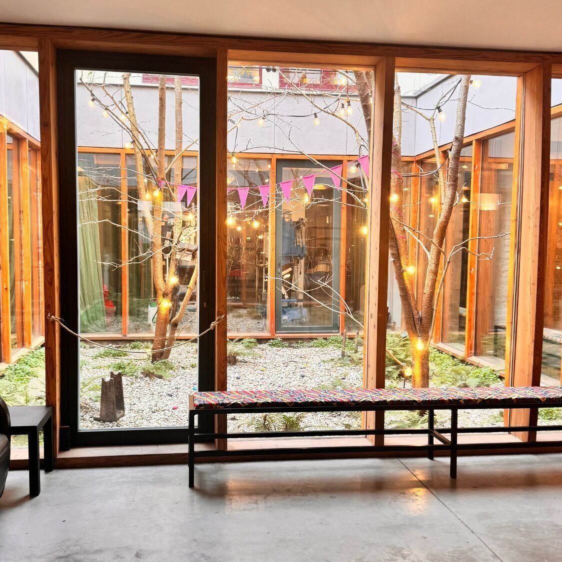 drapeau-violet-vitres-terrasse-bruxelles-theatre