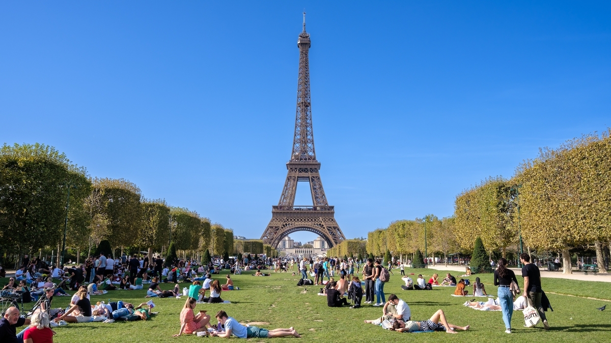 Soon fences all around the Champ-de-Mars? | Le Bonbon