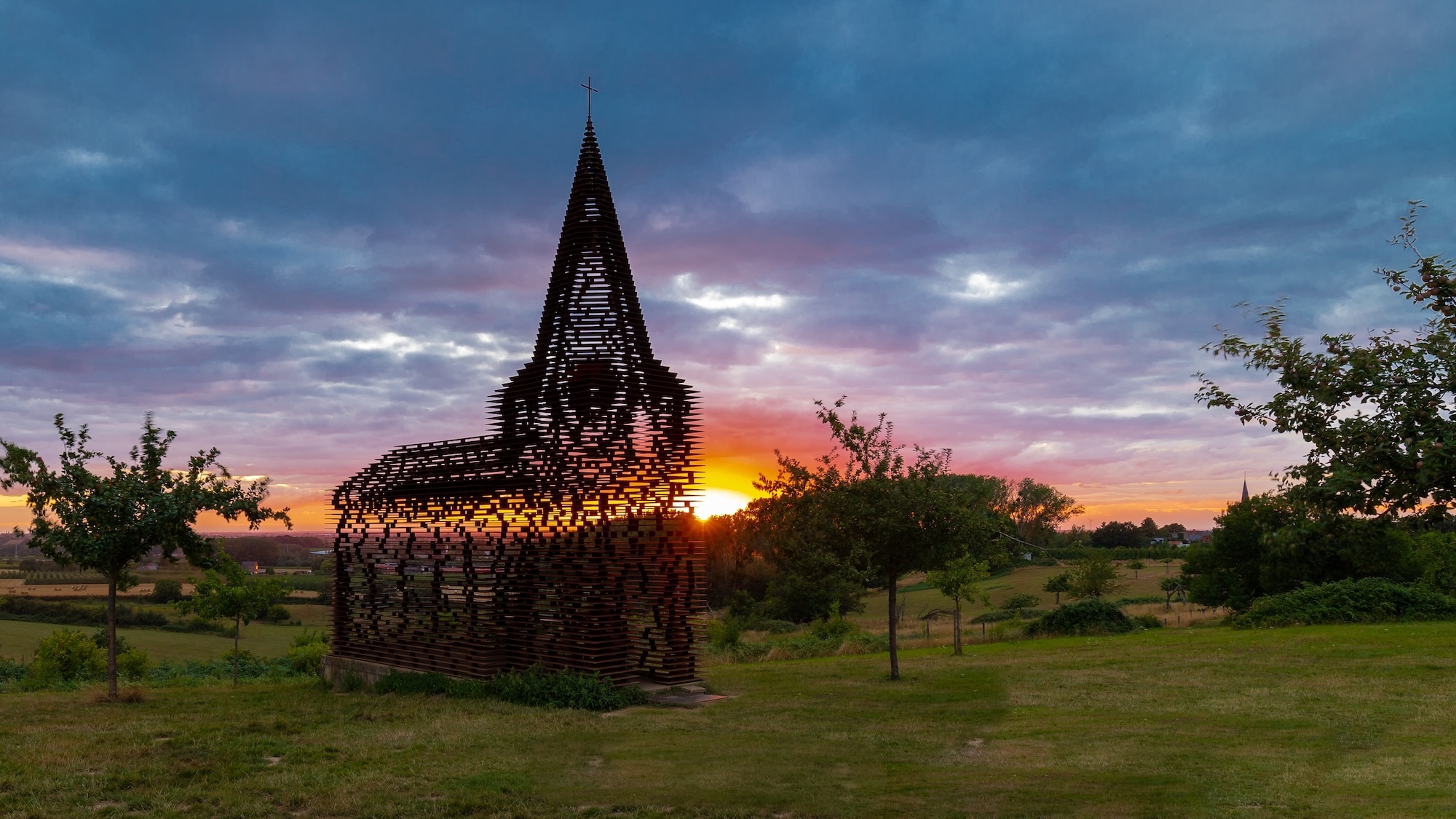 reading-between-the-lines-eglise-transparente-uniq