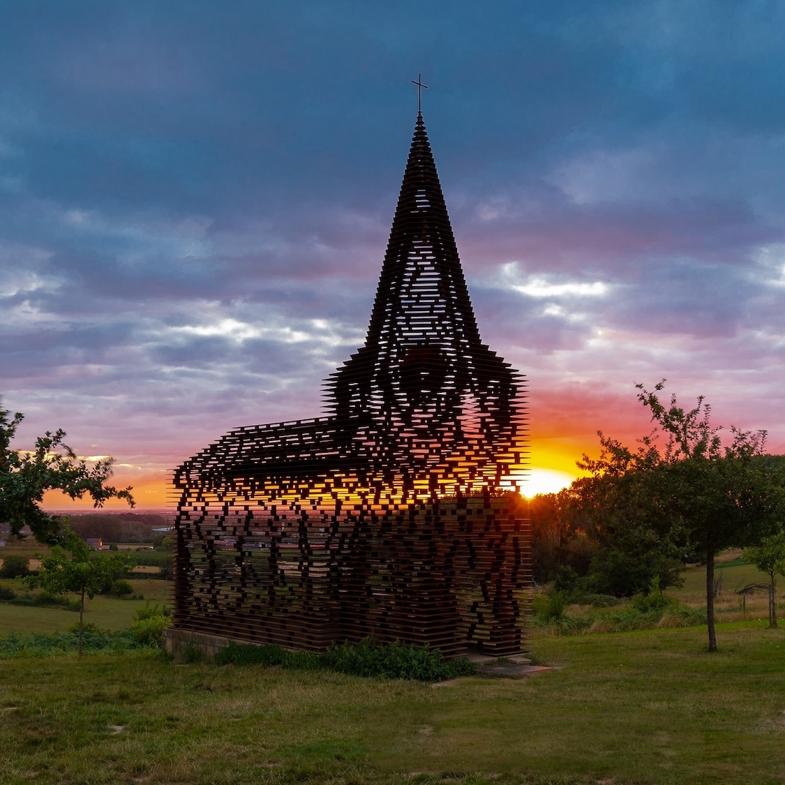 reading-between-the-lines-eglise-transparente-uniq