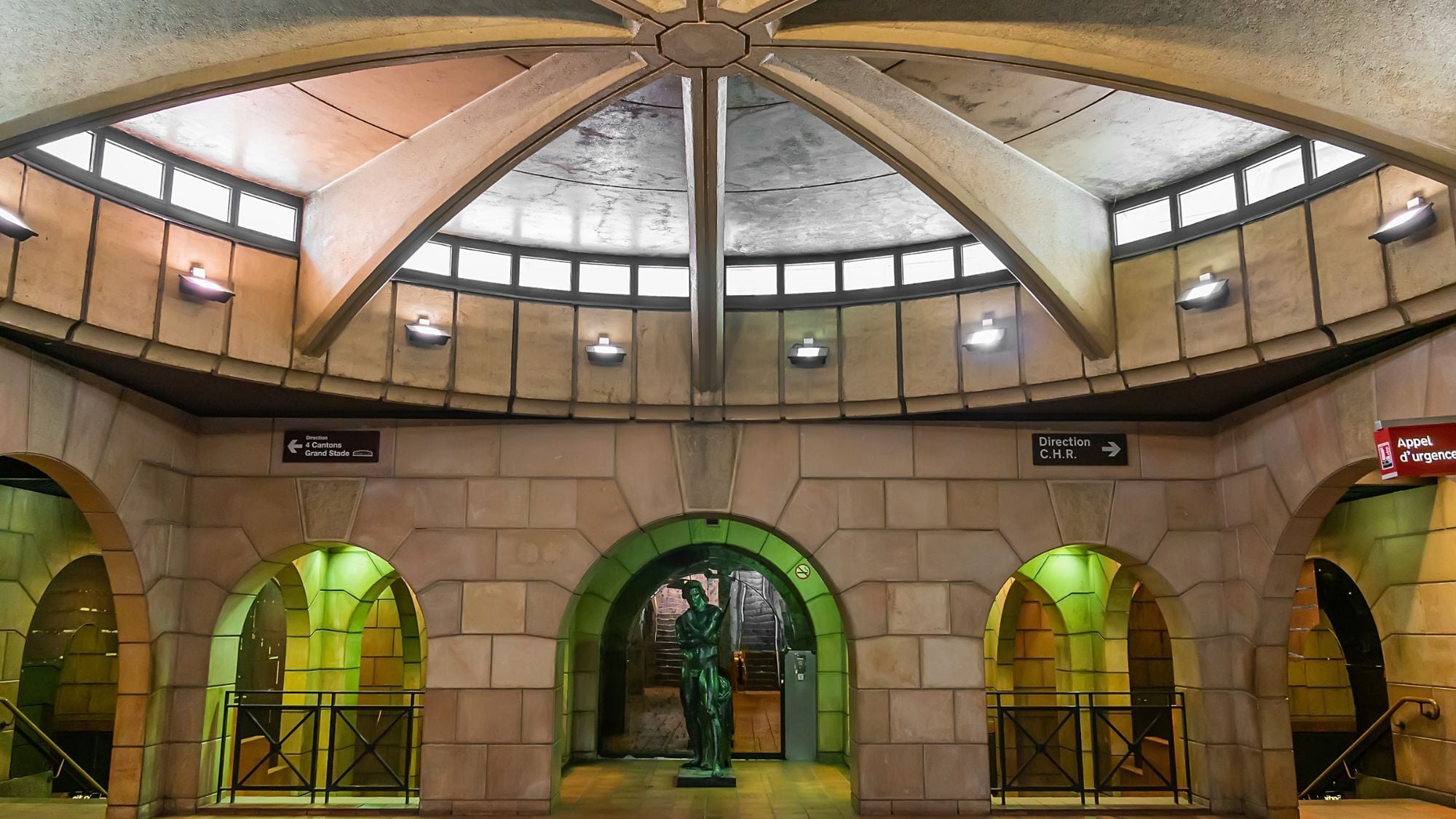 station-metro-statue