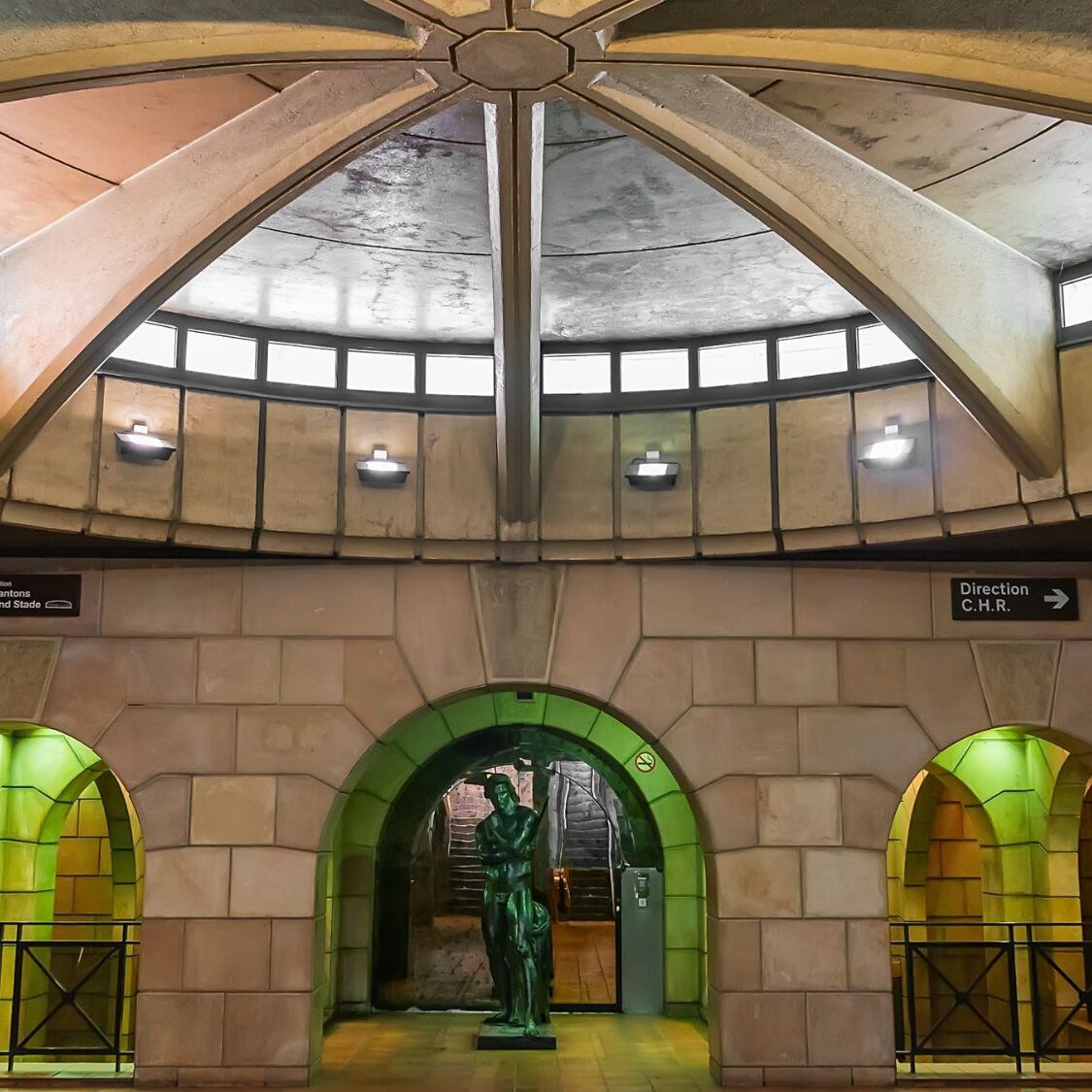 station-metro-statue