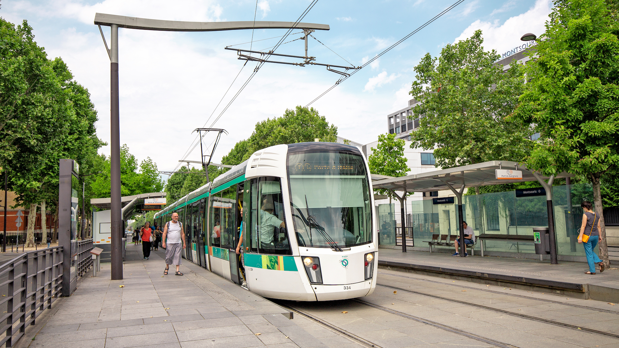 tram-paris-rails-passagers-conducteur-ete-camera-f