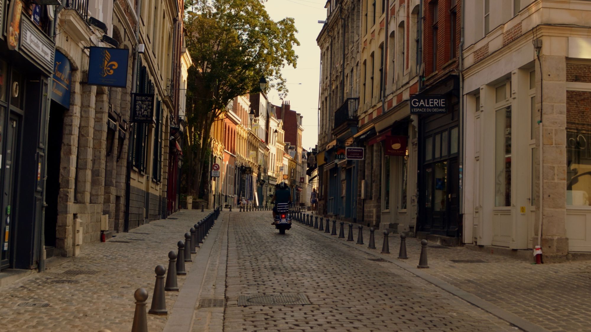 Pourquoi autant de commerces ferment à Lille en ce moment ? rue-pave-s-moto-commerces
