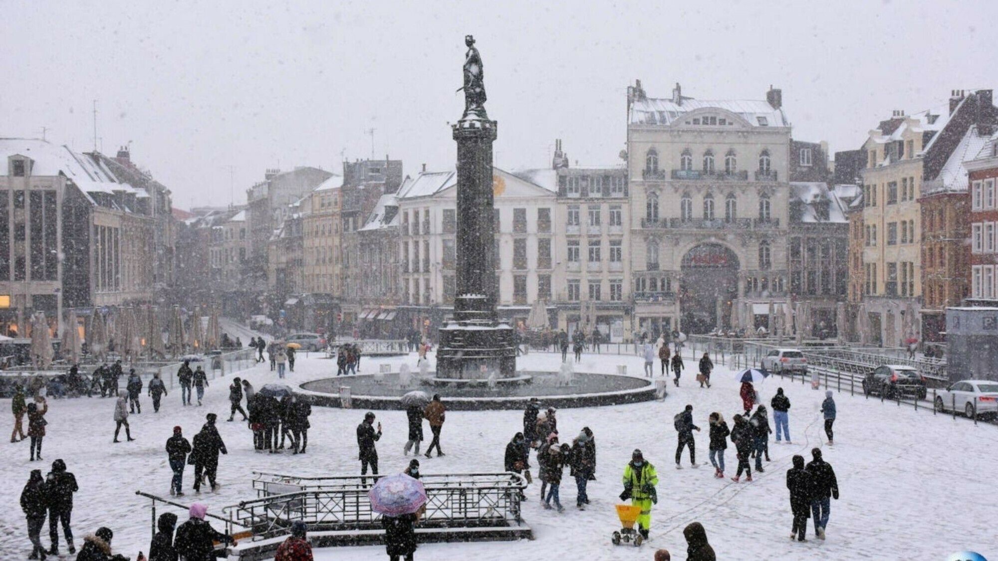 grand-place-neige-gens