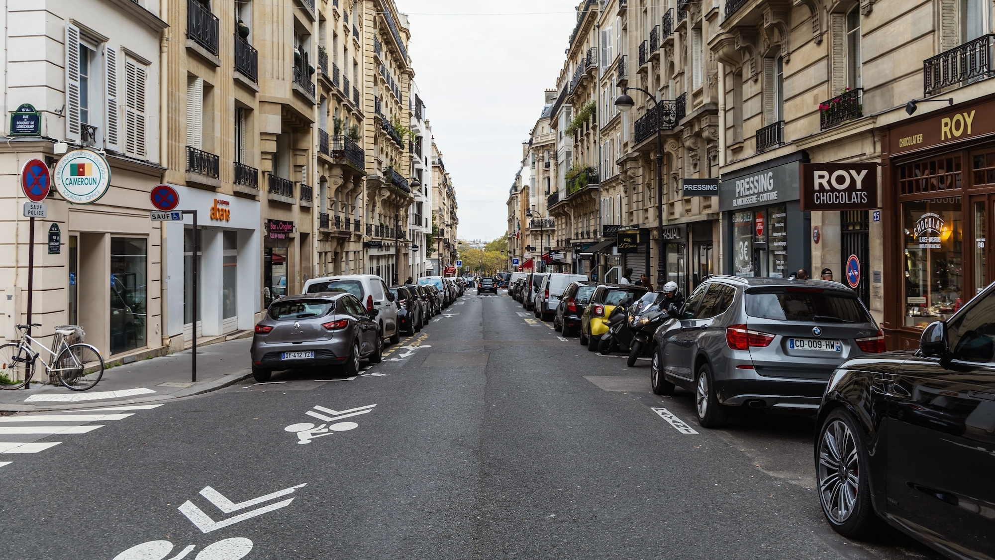 Près de 20 000 places de stationnement bientôt supprimées à Paris shutterstock-2538191817