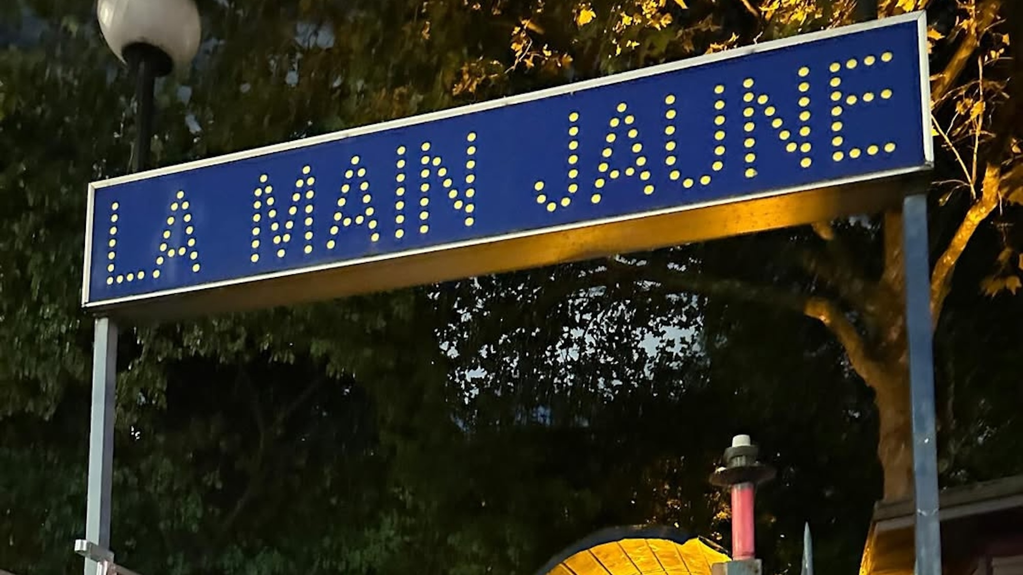 la-main-jaune-paris