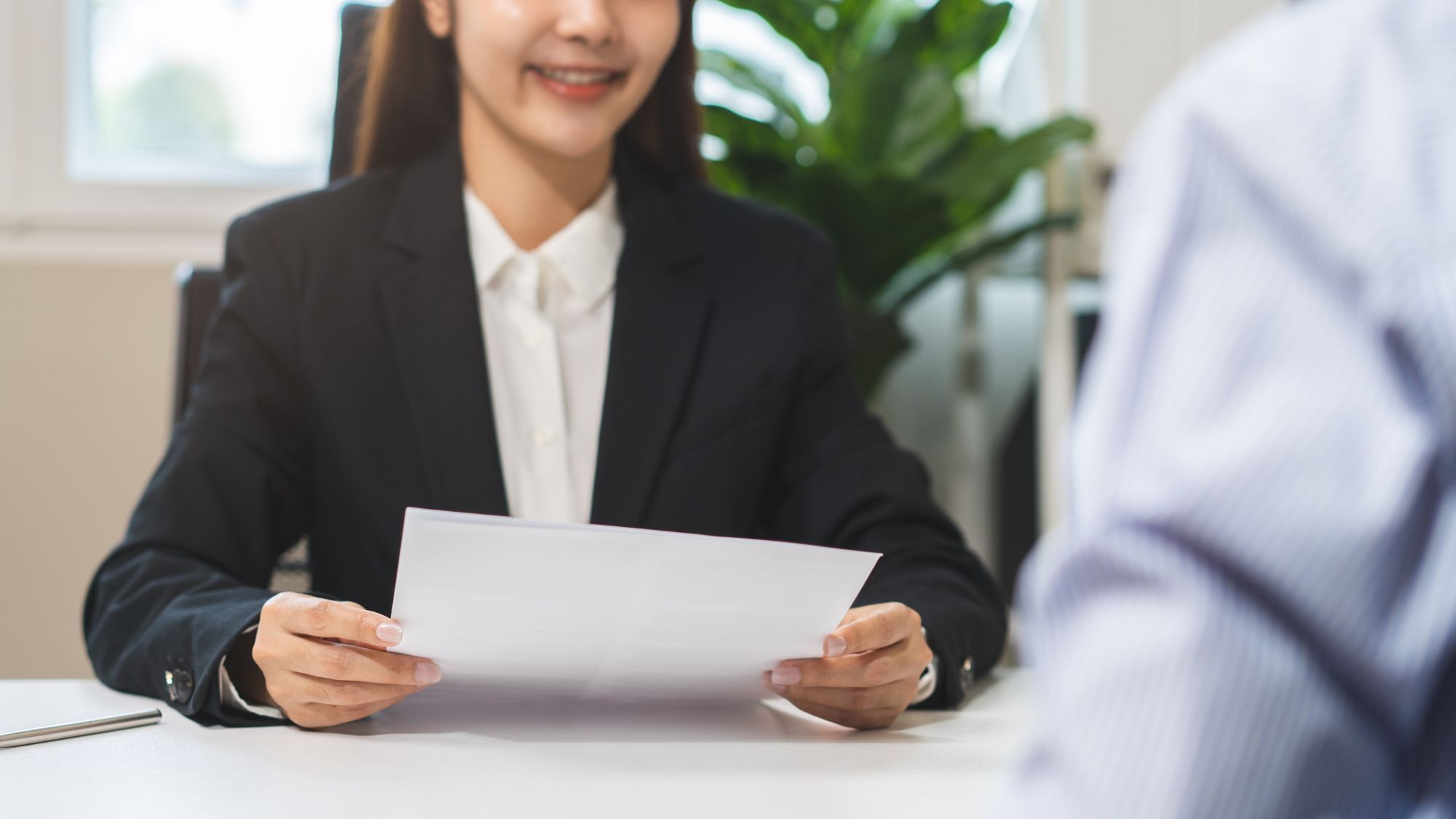 femme-employeur-entretien-feuille