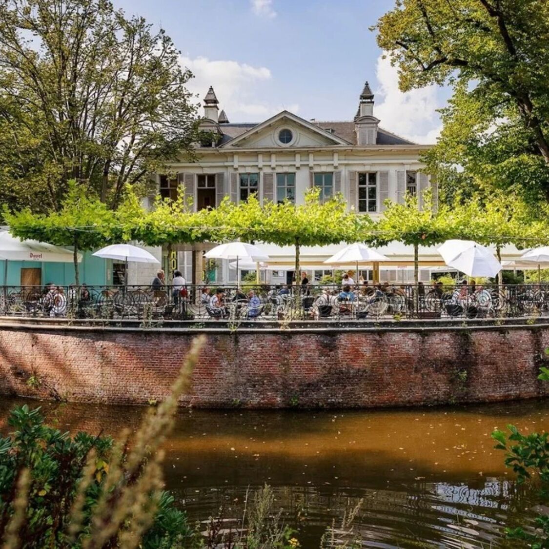 terrasse-villa-arbres-etang