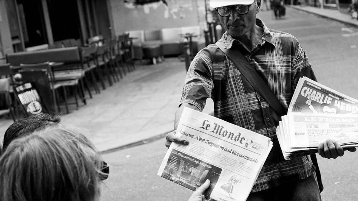 vendeur-journaux-criee-recompense-macron-ali-le-bo