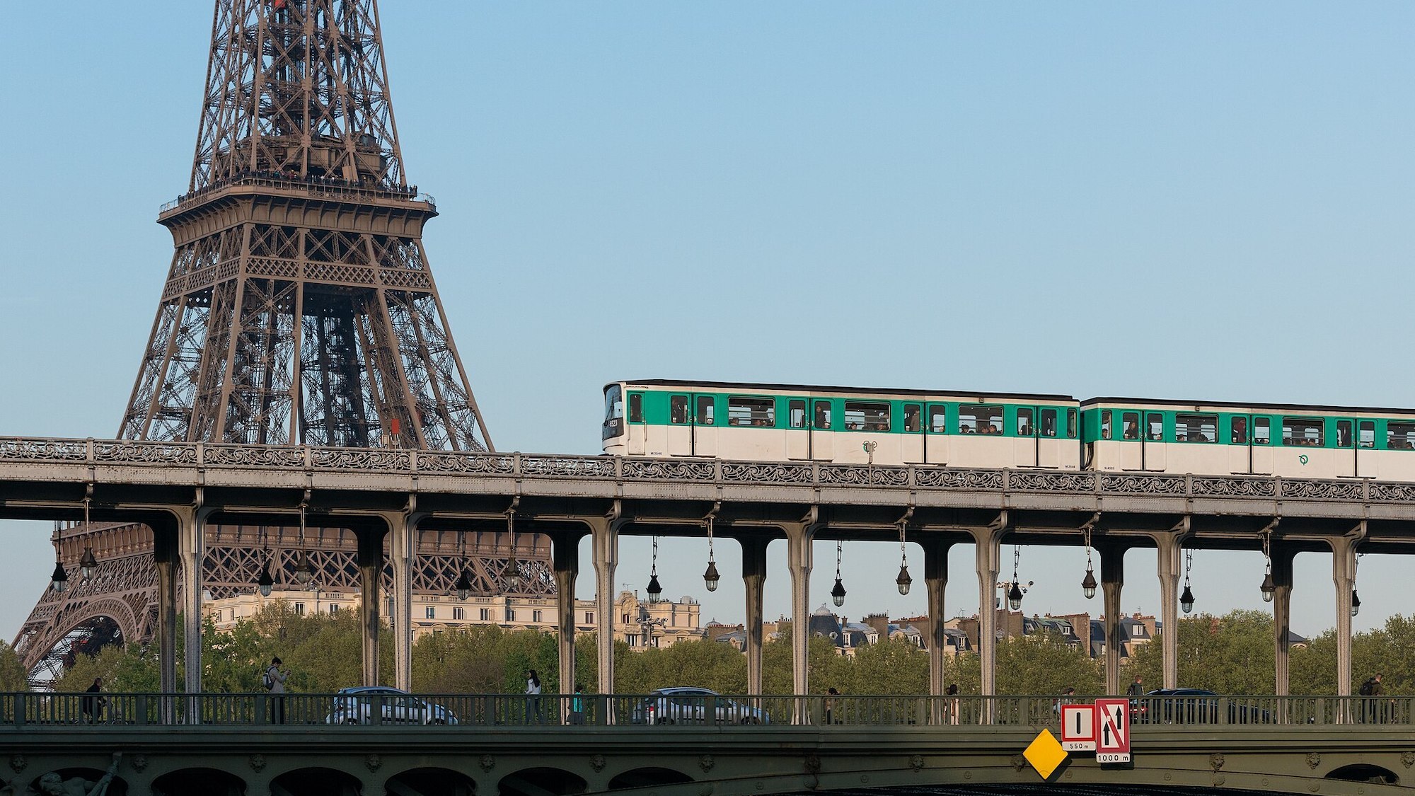 Métro : cette ligne fortement perturbée par une grève toute la journée 2048px-paris-me-tro-ligne-6-crossing-the-pont-de-b