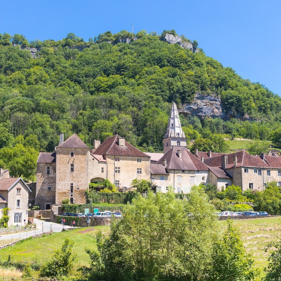 À 2h de Lyon, l'un des plus beaux villages de France caché au fond d'un cirque naturel a-2h-lyon-baume-les-messieurs-plus-beaux-villages-