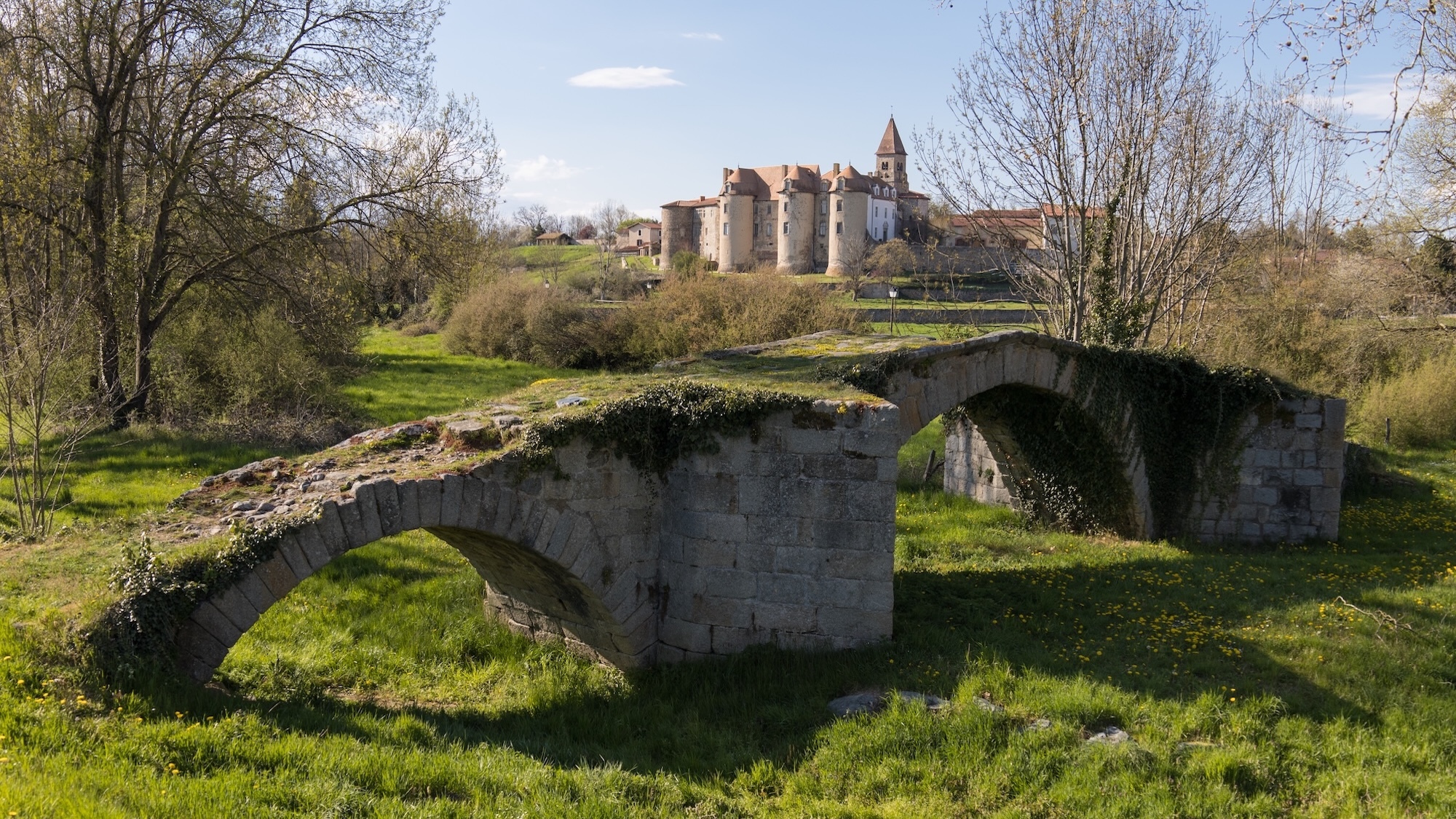 a-1h-lyon-village-medieval-350-habitants-prieure-m