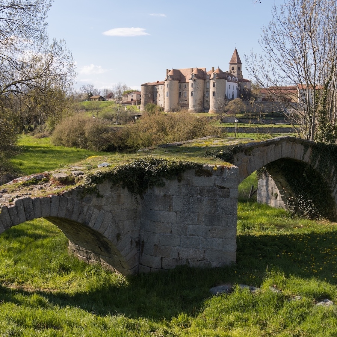 À 1h de Lyon, ce village médiéval de 350 habitants cache un prieuré millénaire où François Ier a séjourné a-1h-lyon-village-medieval-350-habitants-prieure-m